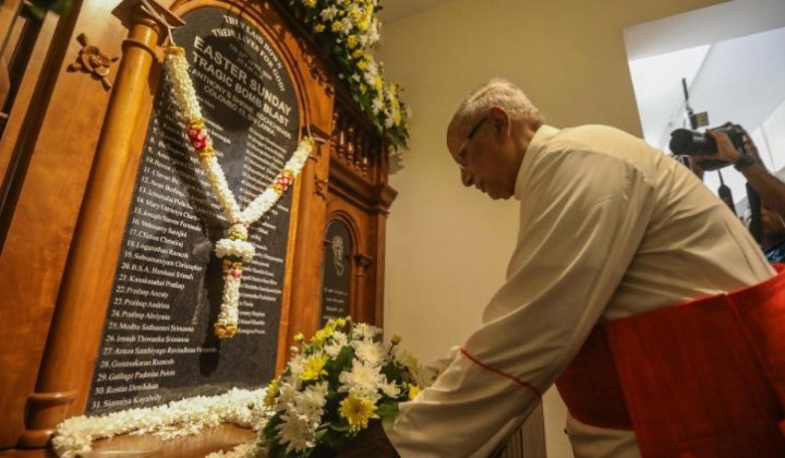 Kardinal Malcolm Ranjith se poklanja žrtvam napada na veliko noč 2019 (foto: Vatican Media)