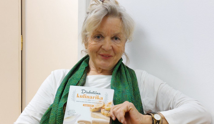 Darja Lovšin s svojo novo, peto knjigo o diabetični kulinariki  (foto: NL)