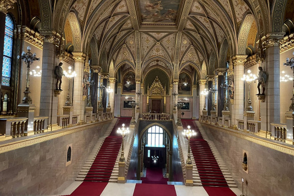 Študentski obisk madžarskega parlamenta in srečanje z vladnimi predstavniki