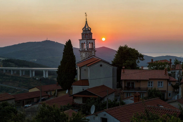 Od Medžugorja do Francije: po Evropi narašča število oskrunitev cerkva in krščanskih znamenj