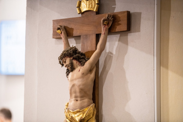 Križ razgali resnico