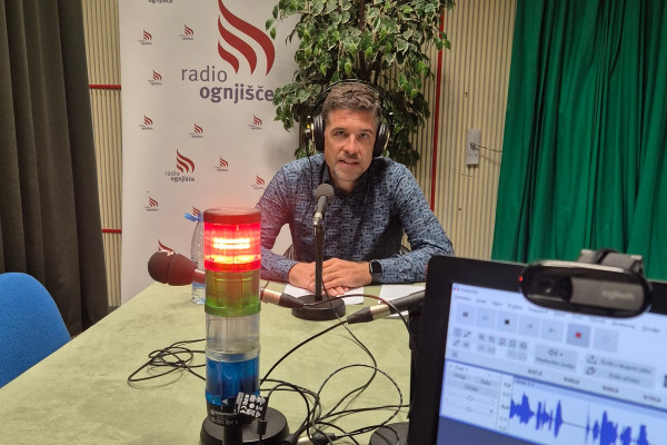 SD se je znašla v prostoru, kjer jo “razkosavata” Levica in Gibanje Svoboda