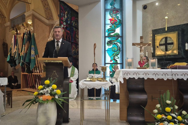 Sveča blagoslovljena. Kdaj bodo čebelarji romali v Rim?