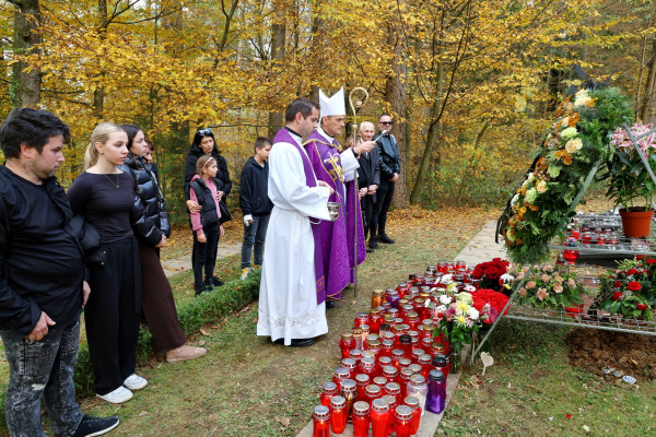 Škof Saje molil na grobu pokojnega Aleša Šutarja