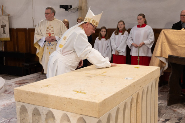 Posvetitev oltarja pri sv. Lenartu v Slovenskih goricah