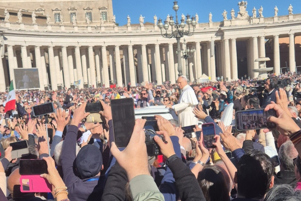 Papež slovenske romarje navdušil s preprostostjo in sproščenostjo #video