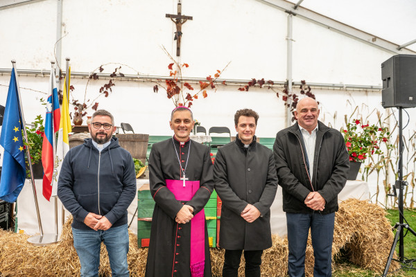 V Cerkljah ob Krki svetoletni shod kmetov: Kmet, ki seje, upa