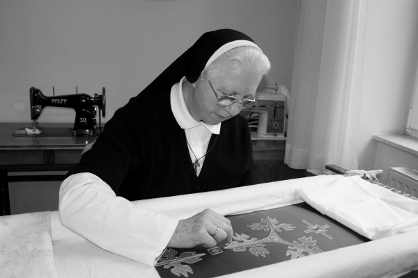 S. Gizela Knez bo sedaj vezla nebeške tkanine