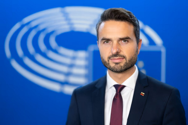 Tonin o napadih na kristjane: Vsak dan smo priča pobojem, napadom, požiganju cerkva