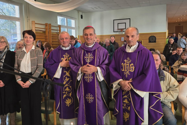 Škof Saje obiskal Dom upokojencev in oskrbovancev Impoljca