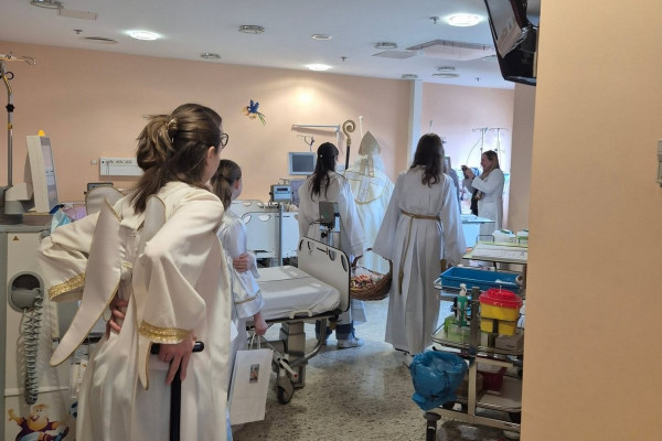 Sveti Miklavž že razveselil otroke na pediatrični kliniki