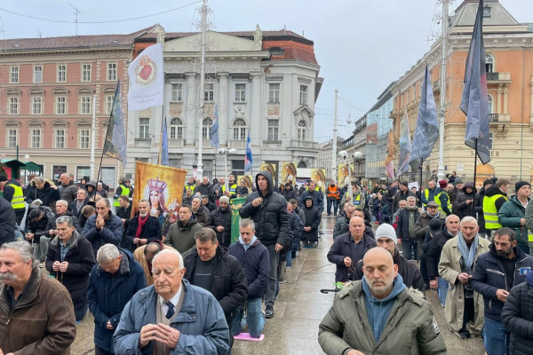 Levičarske skupine zahtevajo prepoved javne molitve na hrvaških trgih
