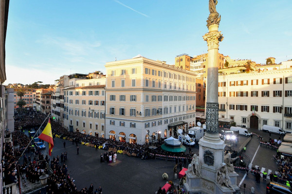 Leon XIV. pred kipom Brezmadežne