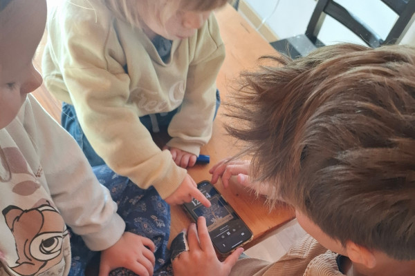 Zgodbe za otroke zdaj tudi v programu Radia Ognjišče