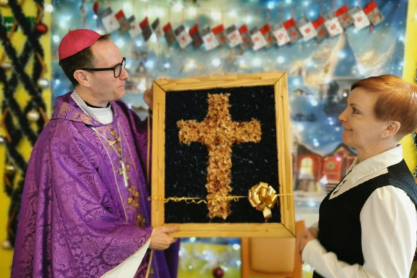 Obisk škofa Kozinca in duhovnika Baše v Domu Kuzma