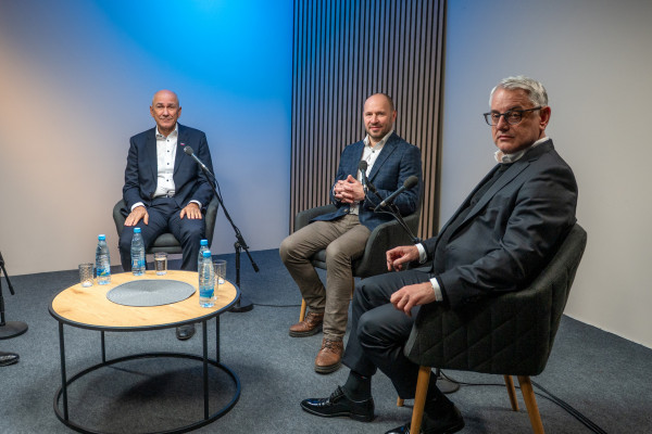 Janša, Han in Vrtovec o pestrem političnem dogajanju in vladnih “bombončkih”