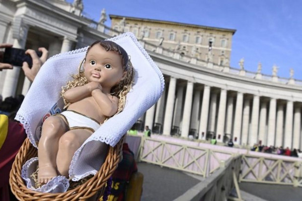 Kakšno sporočilo nosijo letošnje jaslice v Vatikanu?