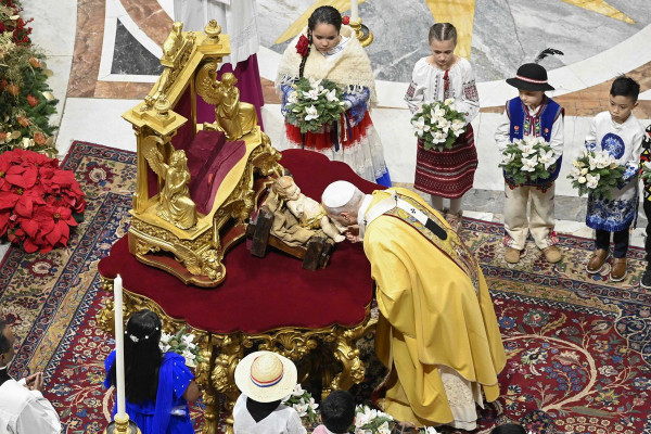 Papež pri polnočnici: Prihaja tisti, brez katerega nas ne bi bilo