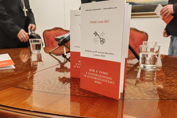 Papež: Mir z vami - proti razoroženemu in razorožujočemu miru.