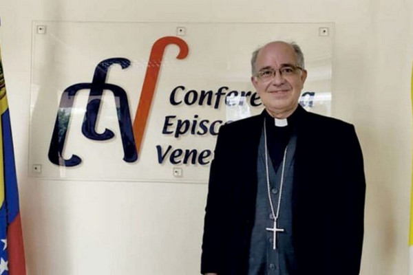 Vse noči stojijo pred vrati zaporov