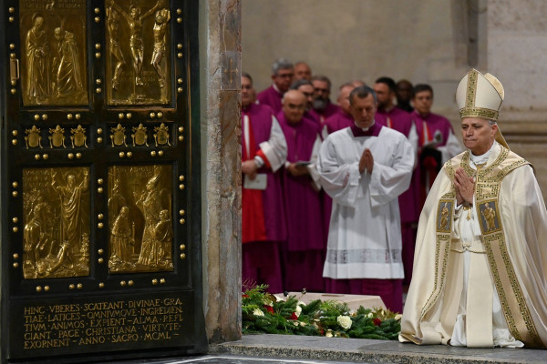 Papež ob sklepu svetega leta: Nasilni ne morejo nadzorovati božjih poti