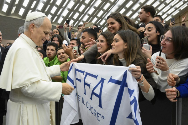 Papež mladim: Linki in všečki brez odnosa nas razočarajo