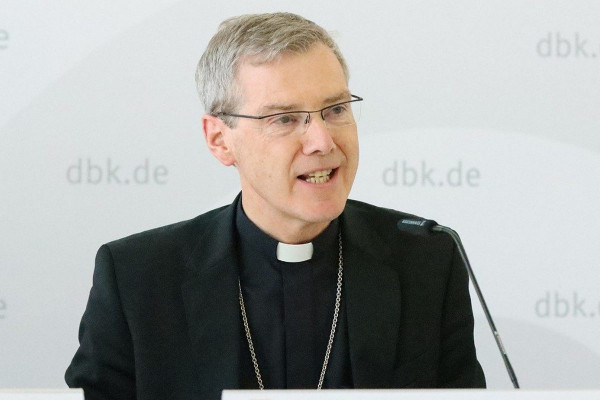 Škof Wilmer most med reformnimi in konservativnimi nemškimi škofi