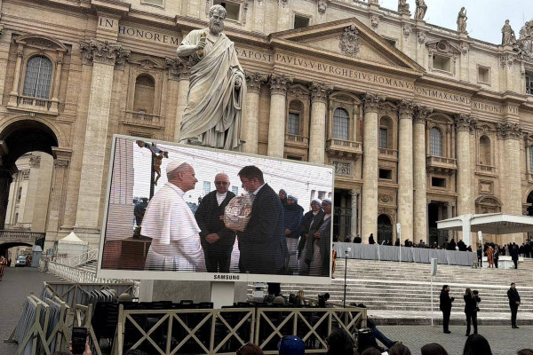 Posebna čast za Ognjišče, direktorja sta se rokovala s papežem
