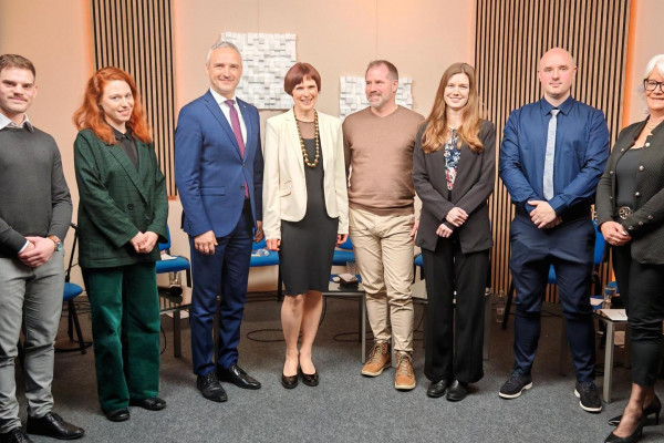 Soočenje: Kako bi stranke podprle družine in spodbujale rodnost?