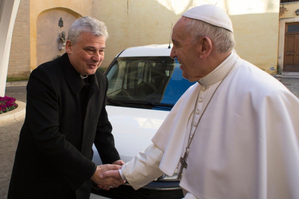 Eden najbolj vidnih vatikanskih uradnikov odhaja drugam