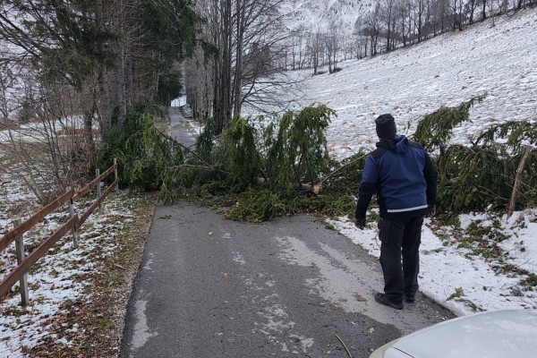 Veter odkrival strehe, številni še vedno brez električne energije