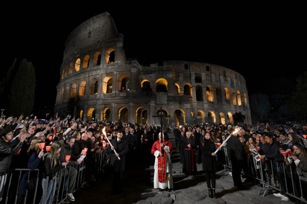 Papež na križevem potu v Koloseju: Hodimo po Jezusovih stopinjah