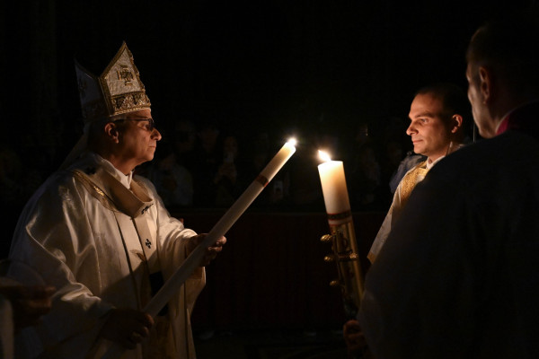 Papež pri vigiliji: Tudi mi lahko skupaj z Vstalim Kristusom damo življenje novemu svetu miru in edinosti