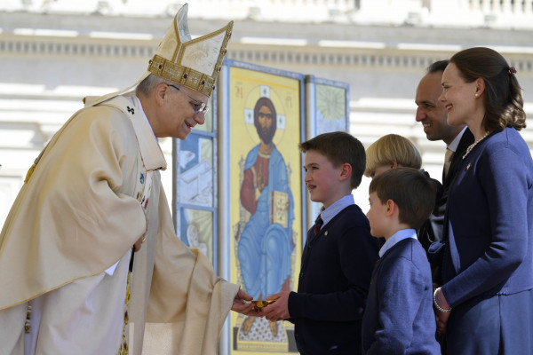 Papež pri velikonočni maši: Ko ne vidimo izhoda, nas Gospod vabi, da dvignemo pogled in razširimo srce