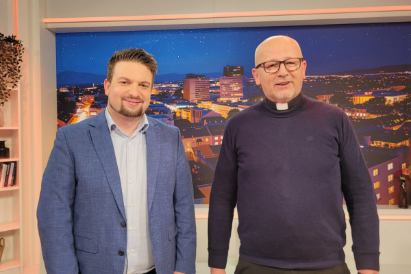 Velikonočno upanje in politična negotovost: pred Slovenijo zahtevni dnevi