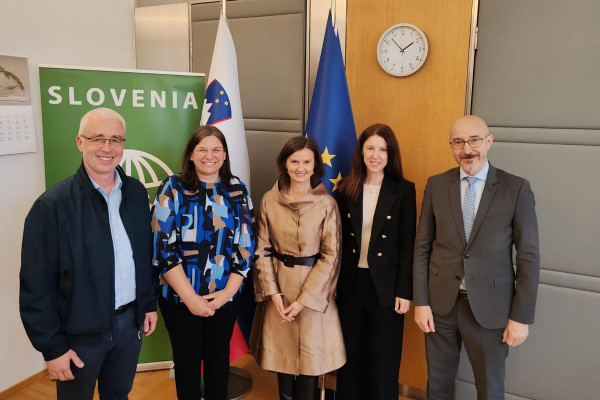 Karitas z zunanjim ministrstvom podpisala 13 novih pogodb