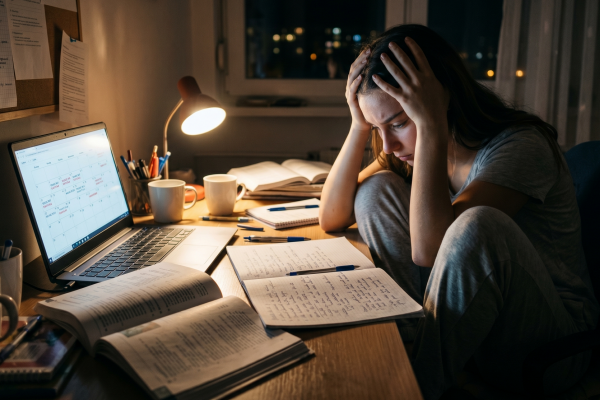 Pritiski ocen: Zakaj vaš najstnik nujno potrebuje jasna pravila in več spanja?