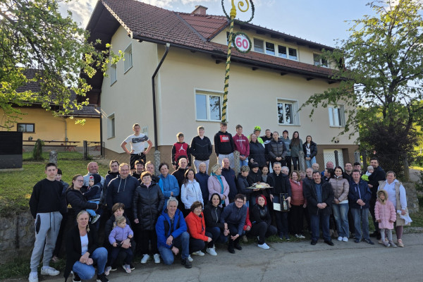 Rojaki škofu Andreju Sajetu za 60 let postavili edinstven mlaj