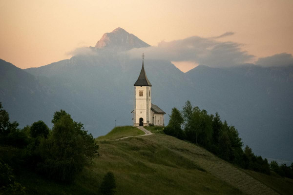 Številka cerkva v Sloveniji podobna višini Triglava