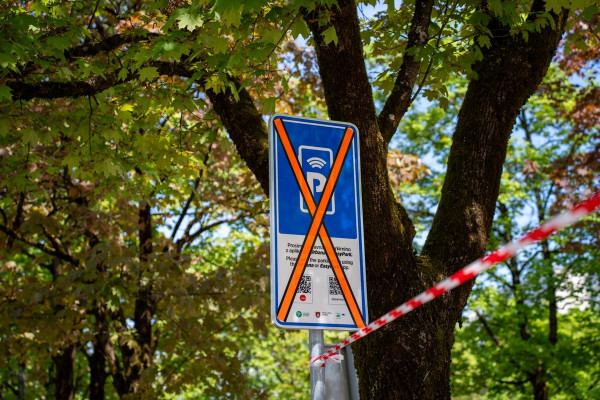 Pobudniki referenduma o parkirnem odloku v Ljubljani na polovici zbiranja podpisov