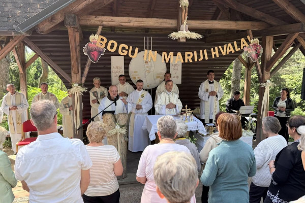 Škof Saje na Kureščku: Sprava ne pomeni pozabe
