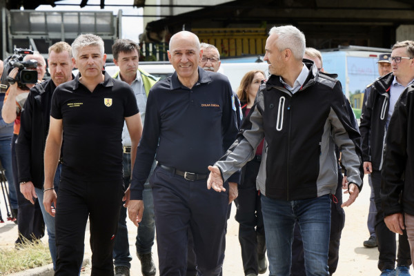 Vlada obravnavala posledice neurja, Janša ob obisku Komende napovedal pomoč