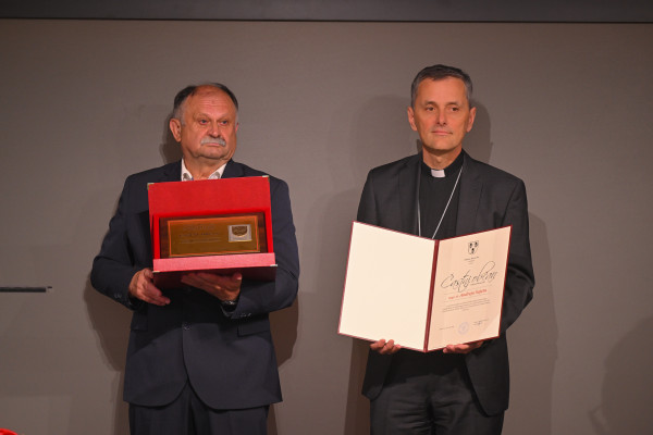 Škof Andrej Saje častni občan domače Mirne Peči