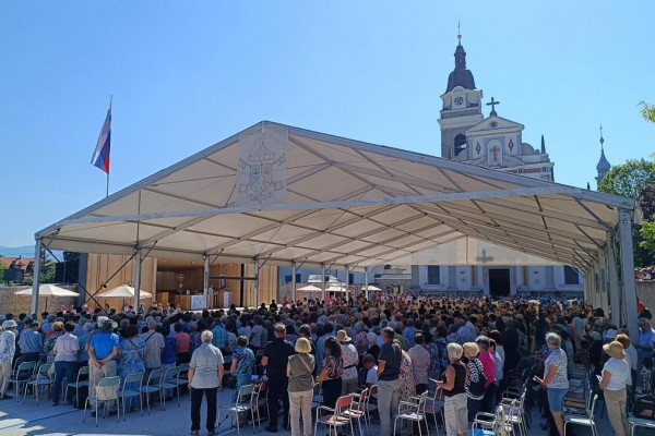 Škof Kozinc na romanju bolnikov: V krhkih posodah nosimo neizmeren zaklad