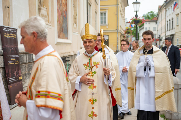 Škof Saje pri maši za domovino tudi o tem, kje se gradi prihodnost