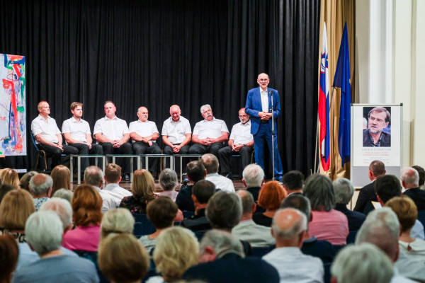 Ob 35-letnici Slovenije predstavili zbornik o življenju Lojzeta Peterleta