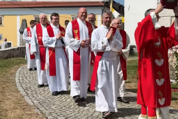 V Novem mestu v duhovnika posvečen kapucin br. Dominik Papež: »Bog tudi danes kliče in obnavlja svojo Cerkev«