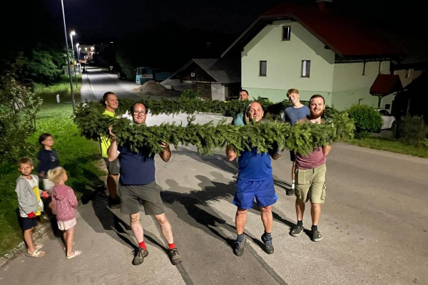 Priprave na nove maše na vrhuncu, pomaga tudi nekdanja poslanka