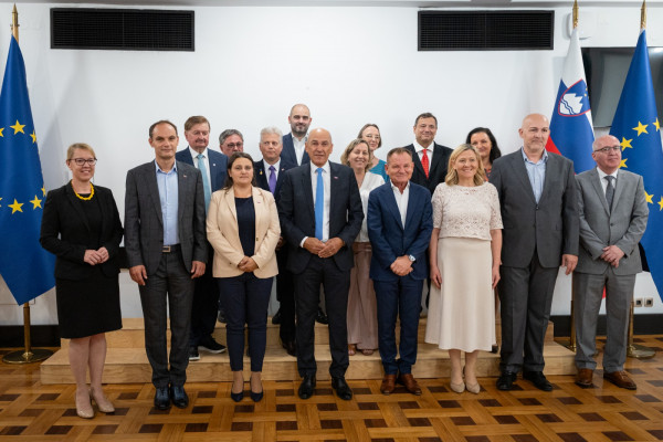 Vlada napoveduje okrepljeno podporo Slovencem po svetu