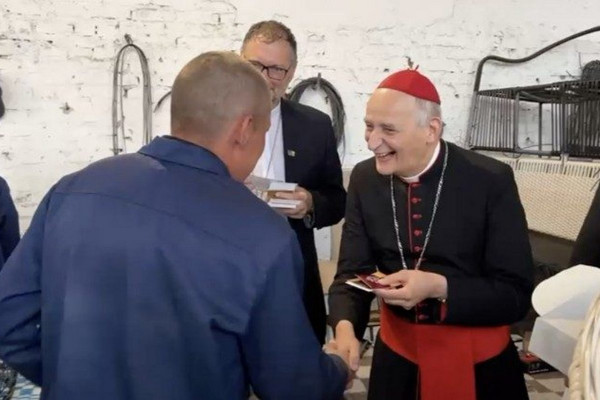 Kardinal Zuppi v Kijevu v ukrajinskem jeziku molil za mir